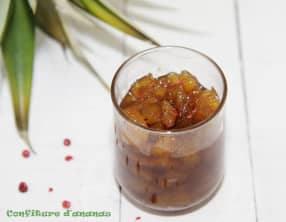 Confiture d'ananas aux bais roses et à la vanille