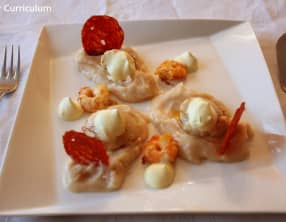 Noix de St Jacques et crevettes, chips de chorizo et chantilly au safran sur lit de purée haricots lingots