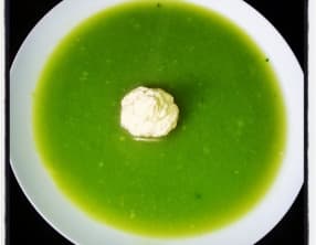 Velouté de brocolis et sa chantilly au curry