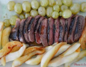 Magret de canard poêlé aux raisins et aux poires, sauce au miel