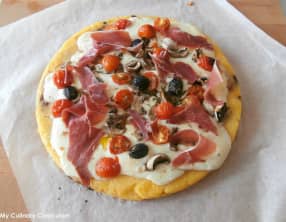 Galette de polenta façon pizza, mozzarella, champignons, olives, tomates et jambon cru