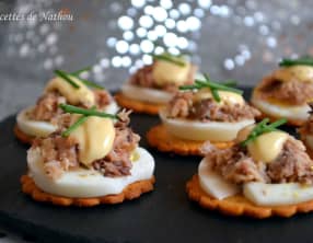 Petits toasts aux oeufs et sardines citronnées, mayonnaise au Tabasco