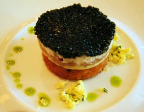 Médaillons de pommes de terre aux anchois et aux oeufs zakouski