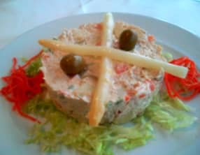 Salade russe, macédoine à la mayonnaise, homard, anchois..