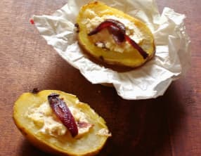 Pommes de terre farcis au camembert et aux oignons rouges confits
