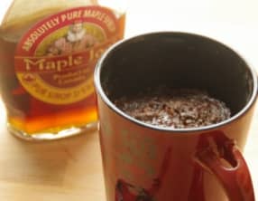 Mug cake chocolat, noix et sirop d'érable