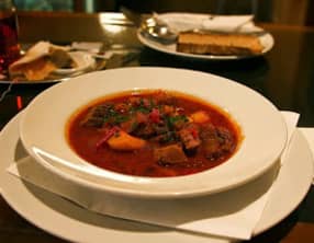 Goulasch au porc fumé et aux haricots secs