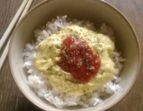 Riz aux oeufs brouillés et ketchup super facile