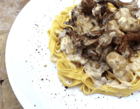 Tagliatelles à la fricassée de poulet aux girolles