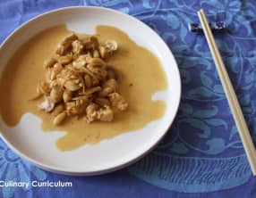Aiguillettes de poulet aux cacahuètes, soja, champignons au wok