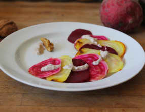 Carpaccio de betteraves multicolore, sauce crémeuse aux noix