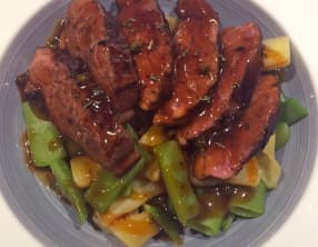 Magret de canard au miel de châtaignier, au thym et au poivre vert