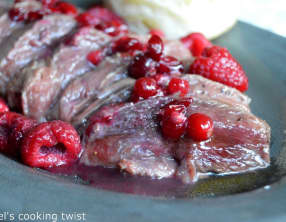 Magrets de canard sauce framboises et canneberges au miel