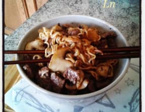 Nouilles sautées au boeuf et aux champignons bruns