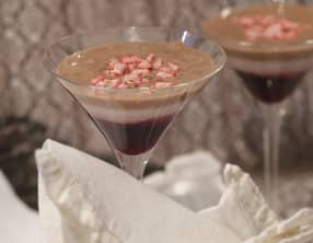 Verrines de mousse au chocolat aux fruits rouges et aux pralines
