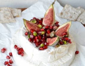 Pyramide de Brie Camembert aux pommes grenades et pistaches