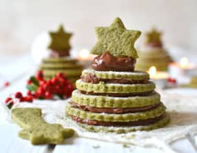 Petits sapins de biscuits au thé matcha et à la pâte à tartiner