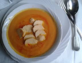 Crème carotte et potiron au safran et aux quenelles