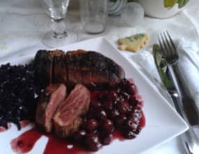 Magrets de canard aux griottes, compotée de chou rouge à la bière à la cerise