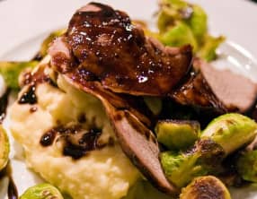 Rôti de sanglier mariné au vin rouge