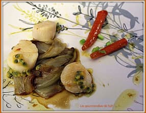 Noix de Saint-Jacques aux chicons caramélisés, carottes glacées et fruits de la passion