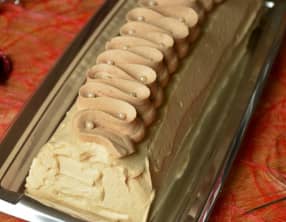 Bûche au caramel au beurre salé et aux pommes