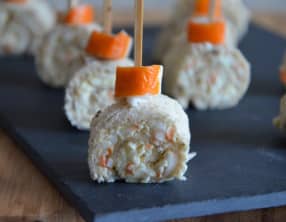 Apéritifs roulés au surimi, oeufs mimosa et fromage frais