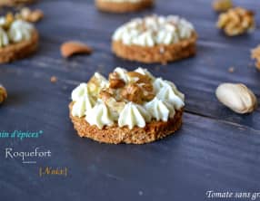 Canapés de pain d'épices, crème de roquefort et fruits secs