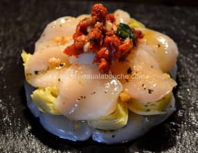 Carpaccio de saint-jacques aux artichauts et aux tomates séchées