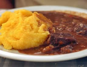 Civet de sanglier, sauce vin rouge, cognac et groseilles