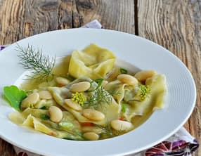 Ravioles de chèvre frais, bouillon et haricots tarbais