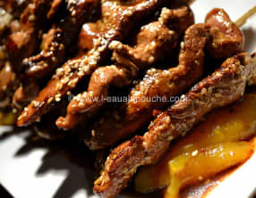 Sucettes d'Aiguillette de Canard Teriyaki sur Mangue