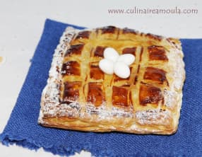 Galette des rois framboise, crème amandine à l'eau de rose et éclats de dragées