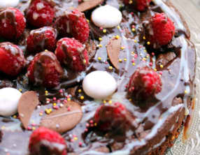 Gâteau aux deux chocolat et framboises fraîches