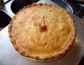 Tourte au fromage de chèvre, jambon et beaufort