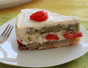 Entremet pistache, fraises et rhubarbe