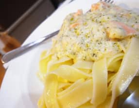 Pâtes tagliatelles au saumon et fondue de poireaux