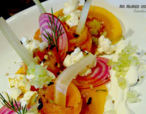 Gravlax de truite saumonée au furikake sur tamarillo