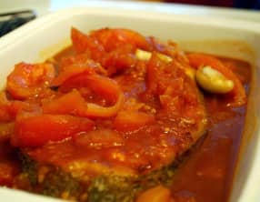 Cabillaud aux tomates, épices et fines herbes