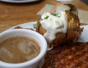 Pommes de terre au four, au fromage crémeux à la ciboulette