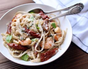 Linguine aux crevettes, crème et tomates séchées