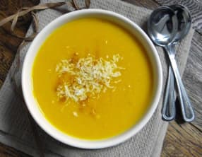 Velouté de panais et courge Hokkaido au gingembre, curcuma et coco