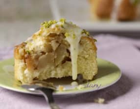 Muffins aux poires et coulis de chocolat blanc aux pistaches