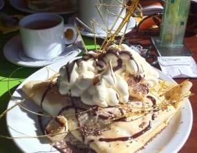 Crêpes à la noix de coco, au chocolat et aux bananes