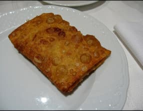 Crêpes fourrées à la crème vanille et aux cerises, frites