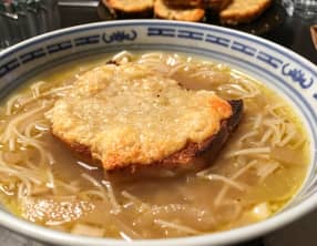 Soupe à l'oignon gratinée