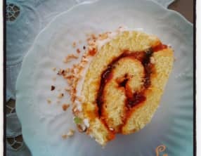 Gateau roulé à la confiture d'abricots et fruits confits , glaçage vanille et noisettes torréfiées hachées