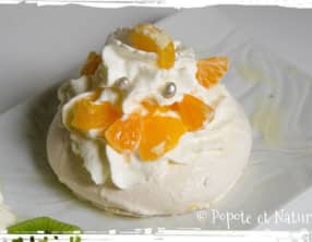 Un dessert gourmand à la meringue, pavlova à l'orange et aux clémentines