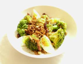 Brocolis à la Polonaise aux oeufs et à la chapelure