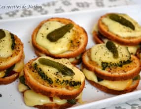 Petits croques à la raclette et moutarde à l'ancienne